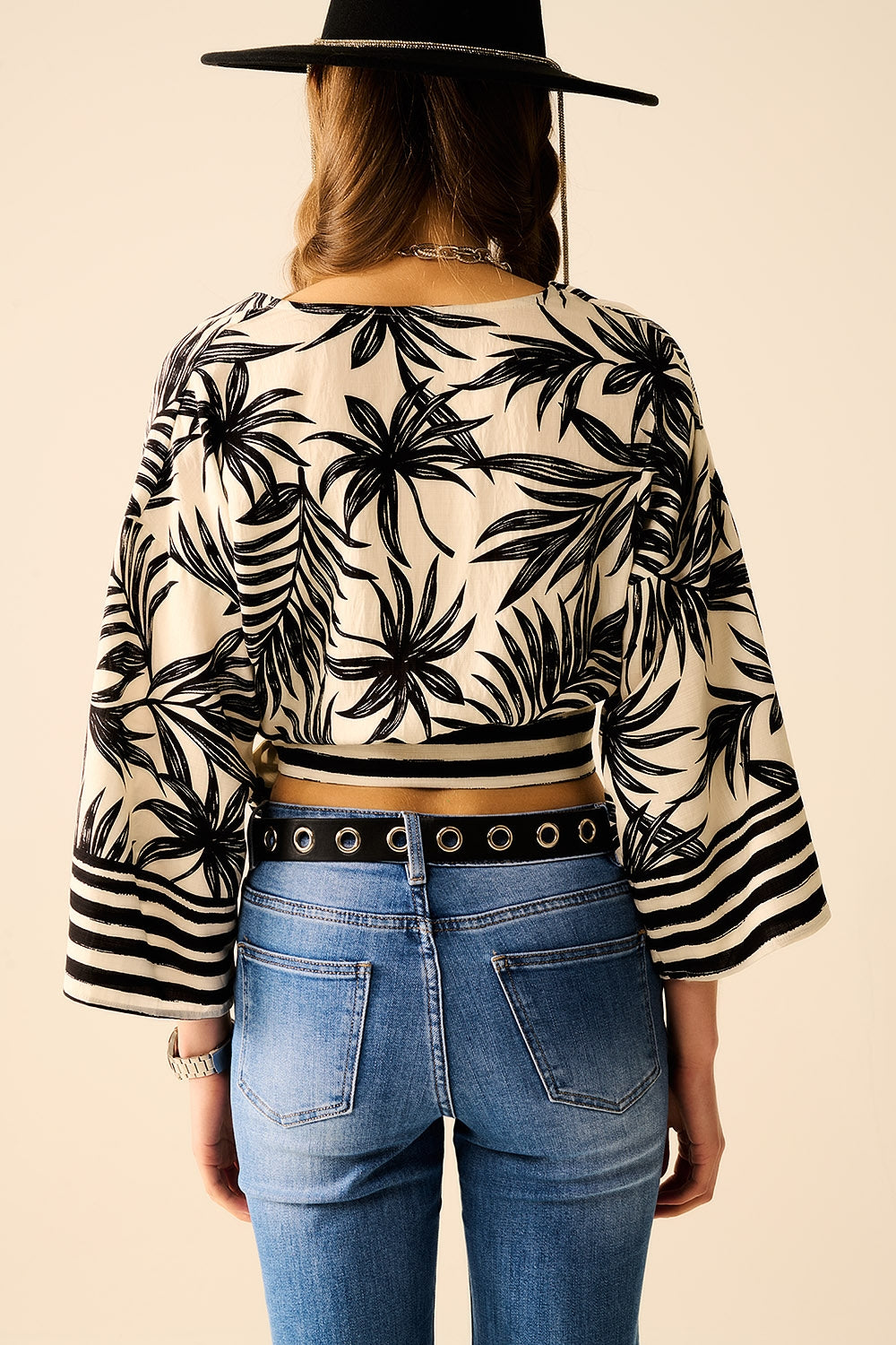 Haut court en blanc avec motif tropical en noir