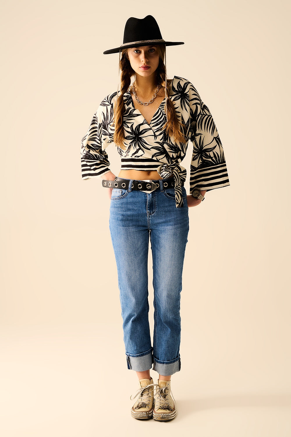 Haut court en blanc avec motif tropical en noir