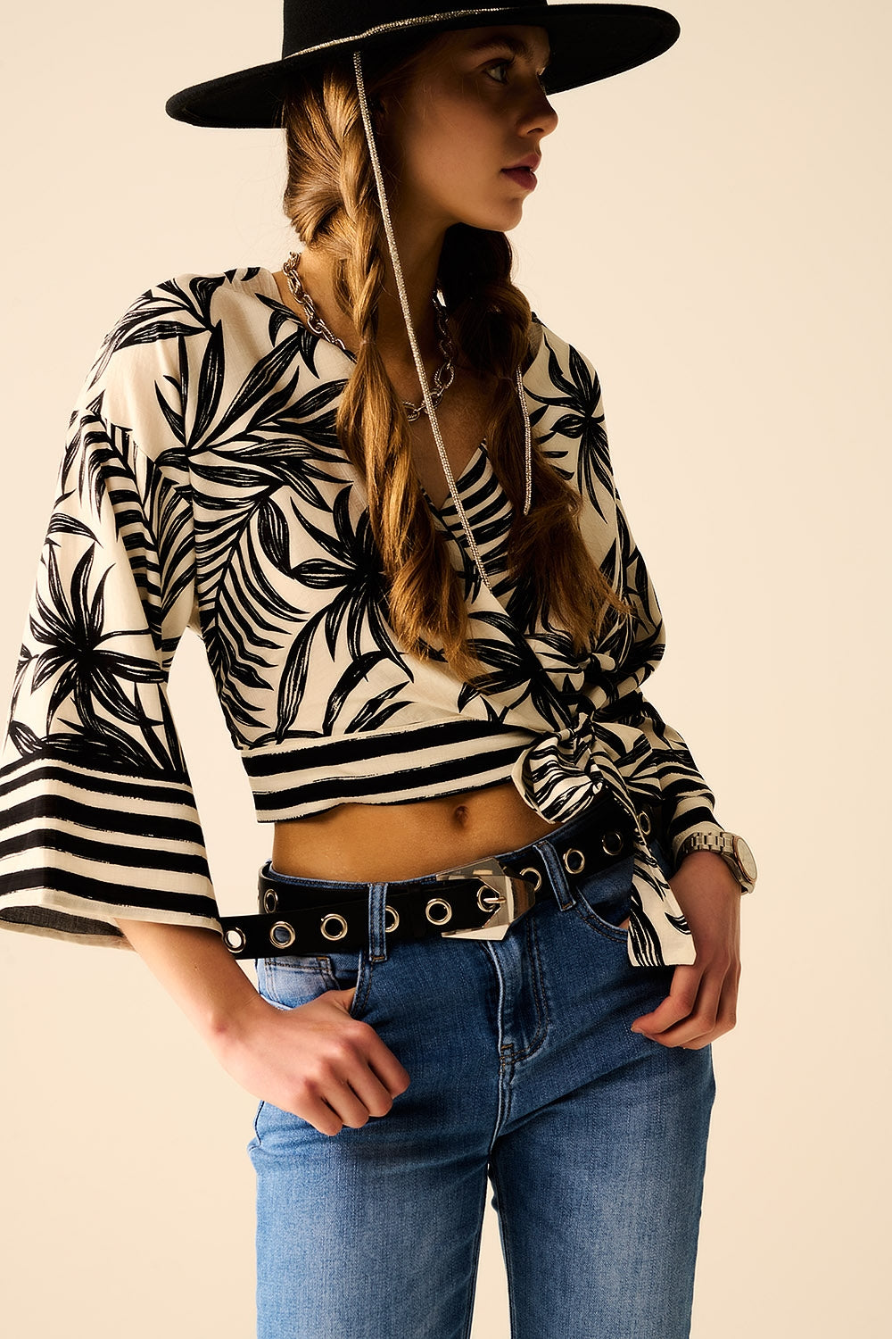 Haut court en blanc avec motif tropical en noir