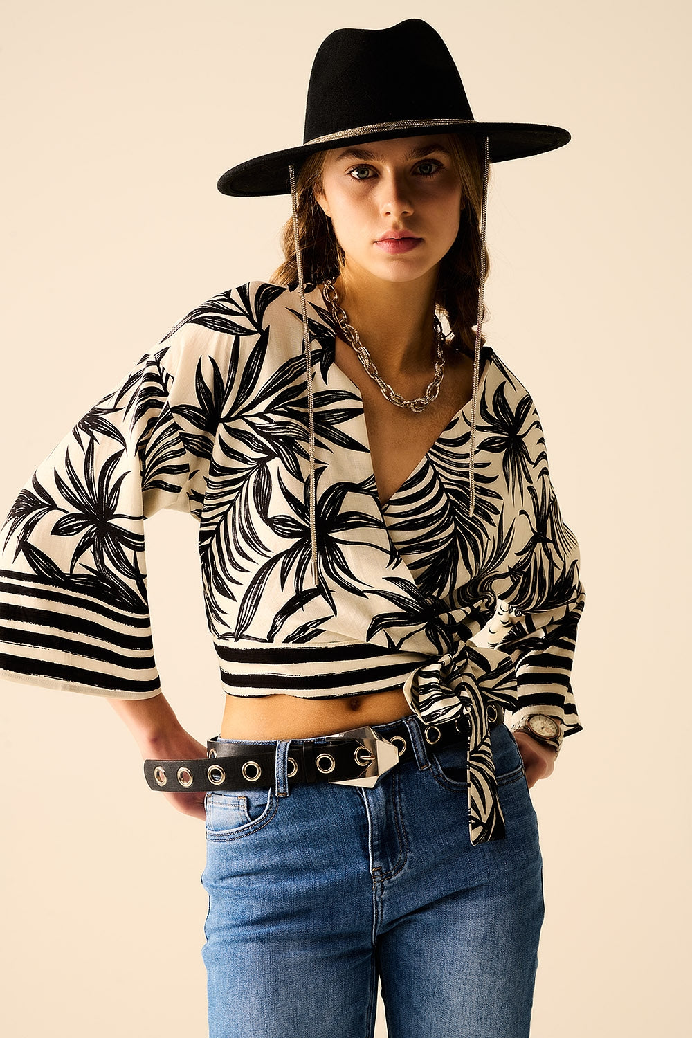 Haut court en blanc avec motif tropical en noir