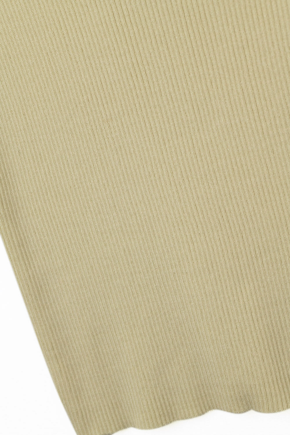 Pull côtelé à col haut et manches courtes en beige