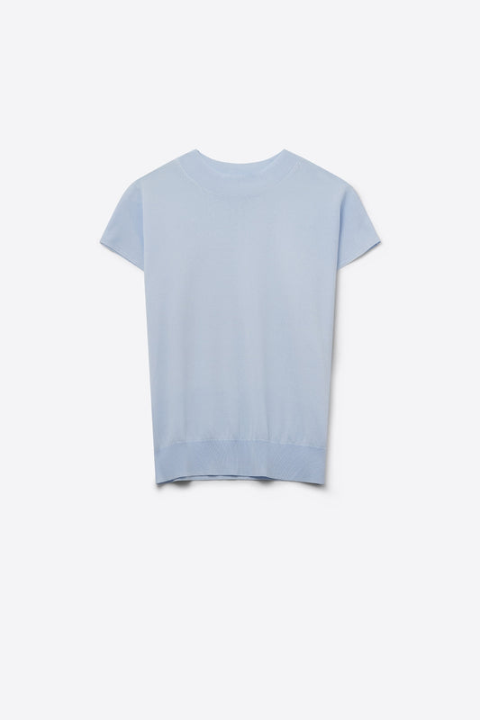 Pull bleu ciel à col roulé et manches courtes ajustées