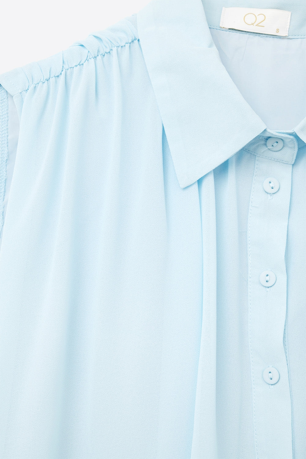 blouse en mousseline de soie bleu ciel avec plis à l'ourlet