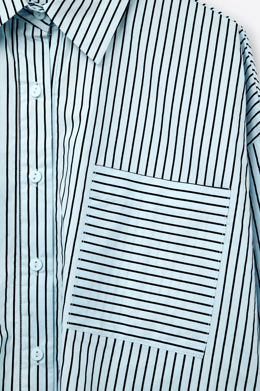 Chemise oversize à rayures et poche poitrine en noir et bleu
