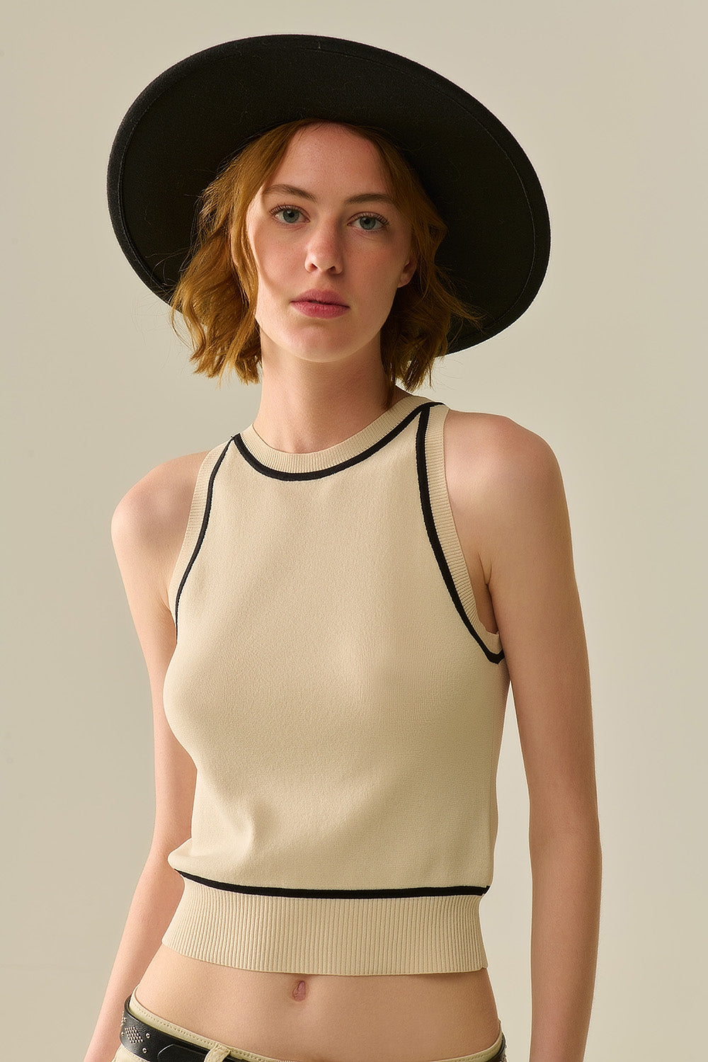 Pull sans manches beige avec détails de lignes noires