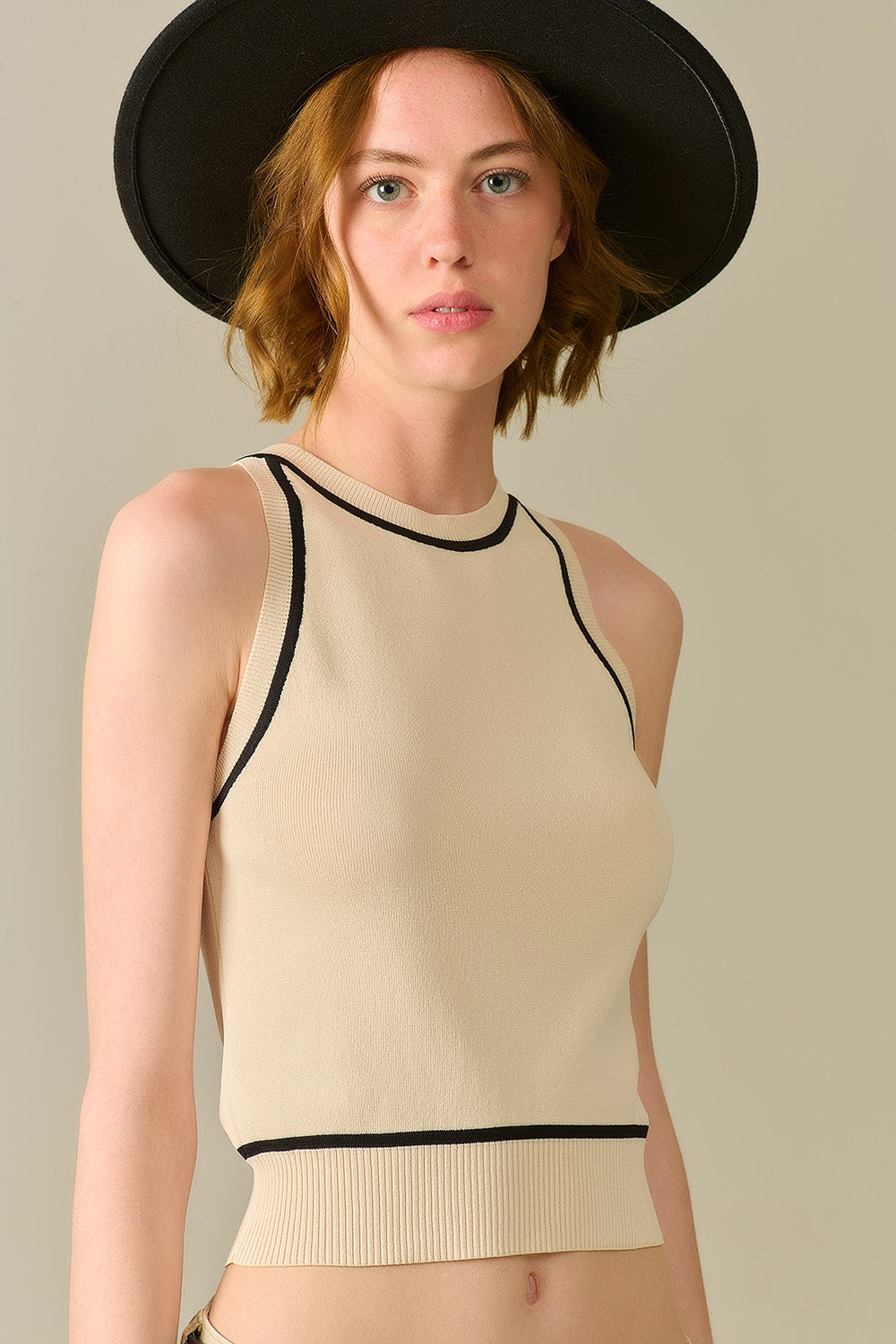 Pull sans manches beige avec détails de lignes noires