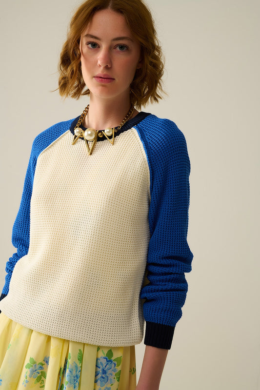 pull tricoté en point mousse avec des manches contrastantes en bleu