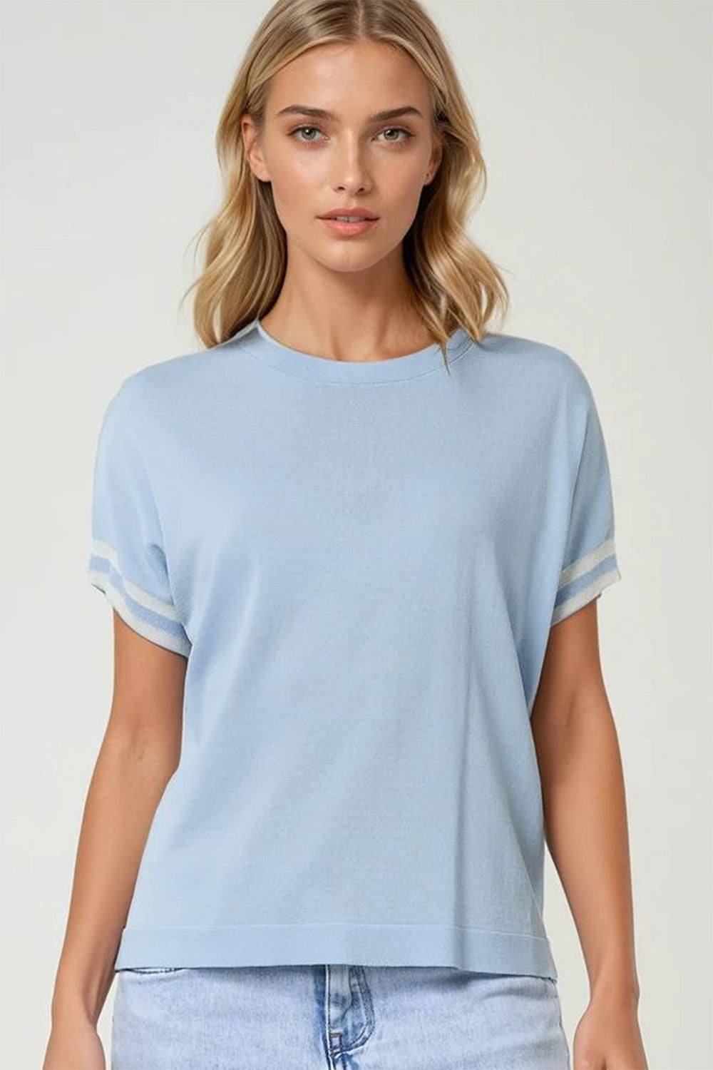 Pull bleu bébé avec détail contrastant blanc
