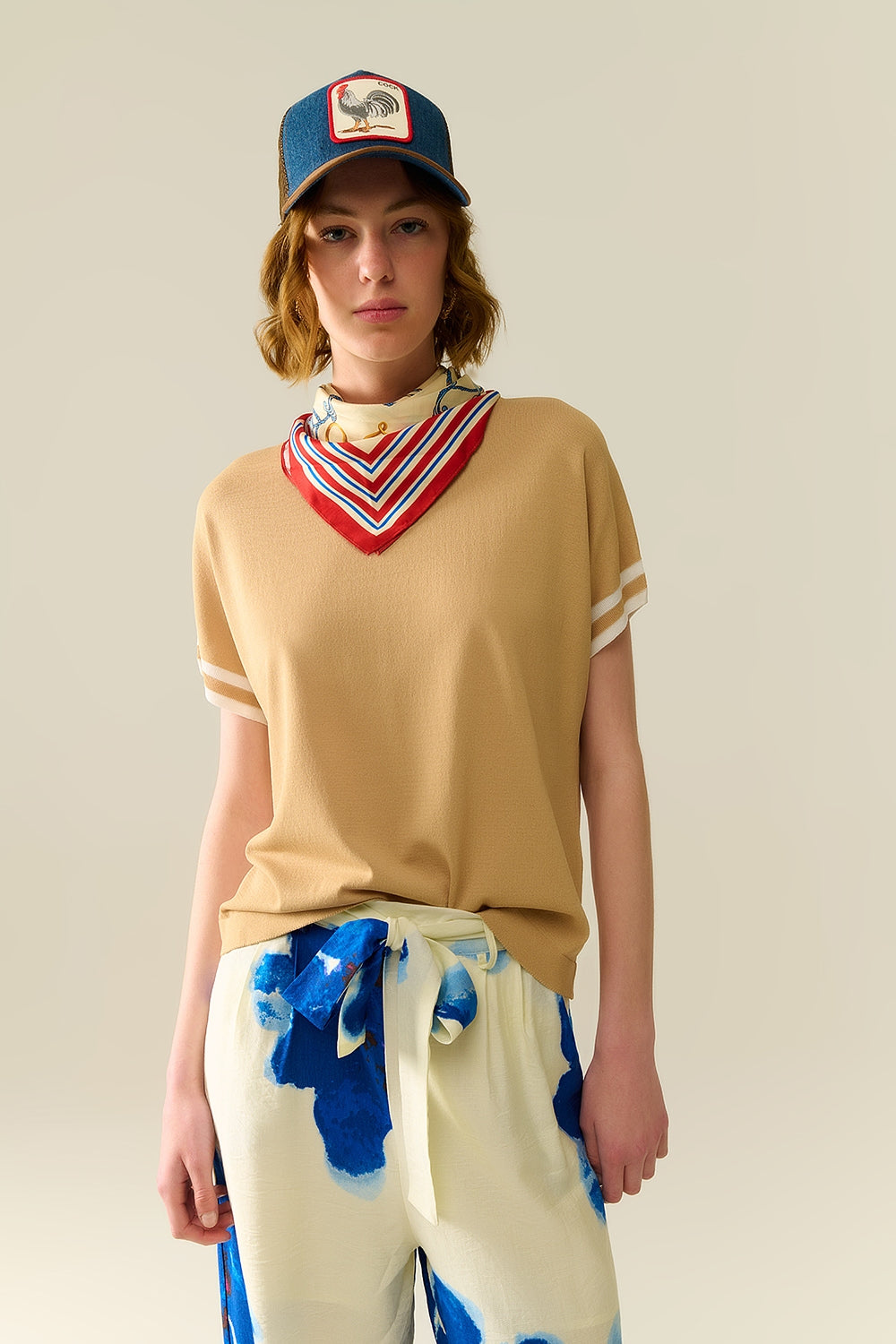 Pull en camel avec détail contrastant blanc