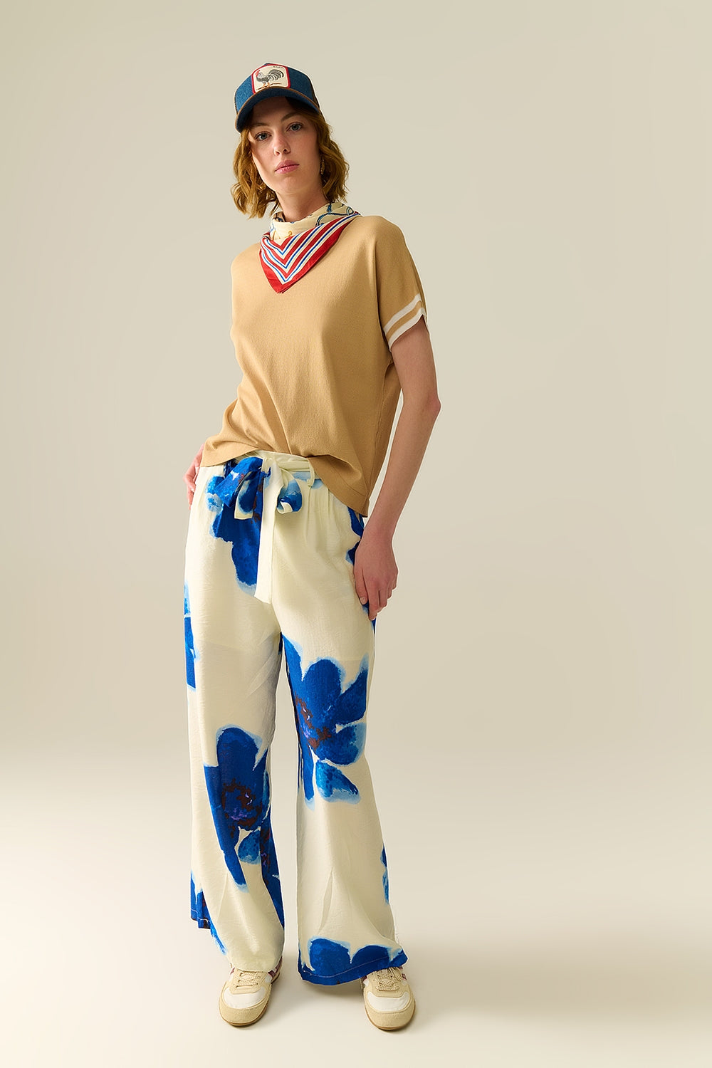 Pull en camel avec détail contrastant blanc