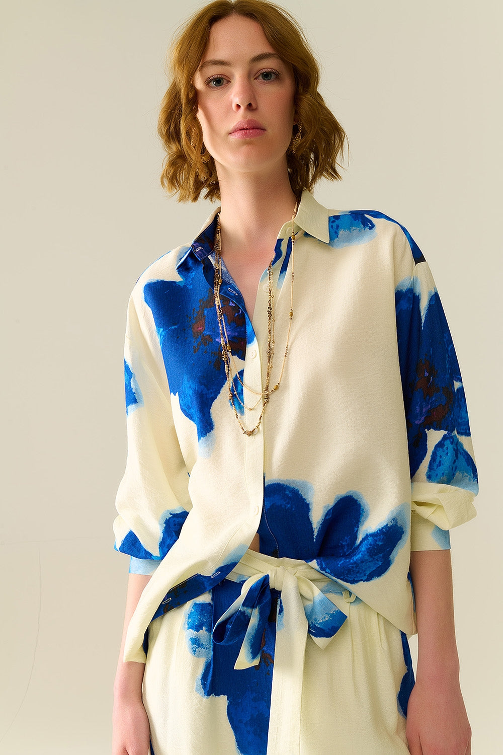 Chemise décontractée blanche avec imprimé de fleurs tropicales bleues