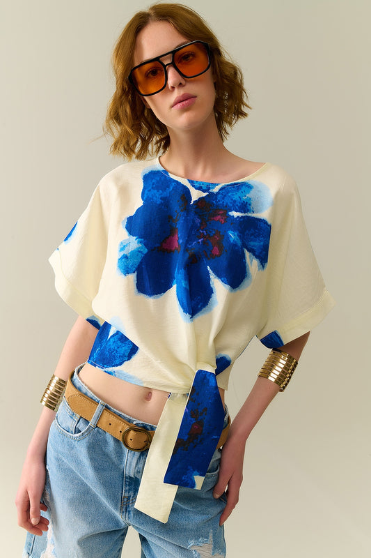 Blouse blanche raccourcie avec imprimé floral tropical en bleu