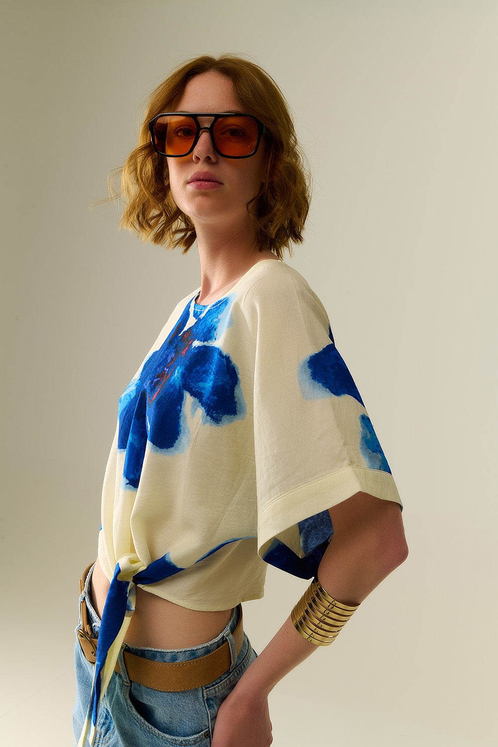 Blouse blanche raccourcie avec imprimé floral tropical en bleu