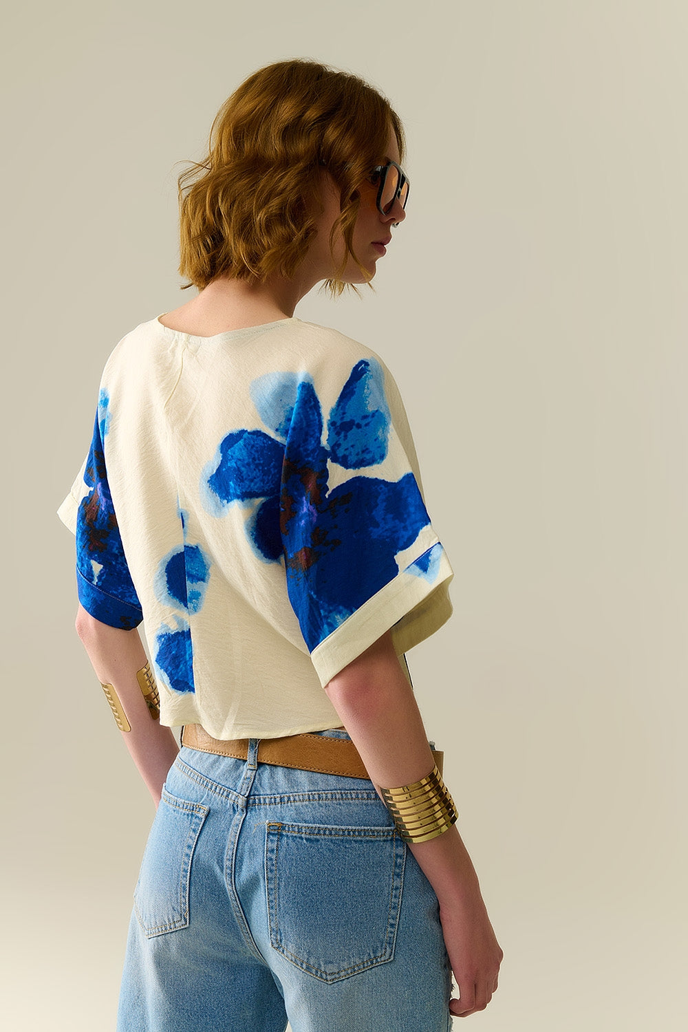 Blouse blanche raccourcie avec imprimé floral tropical en bleu