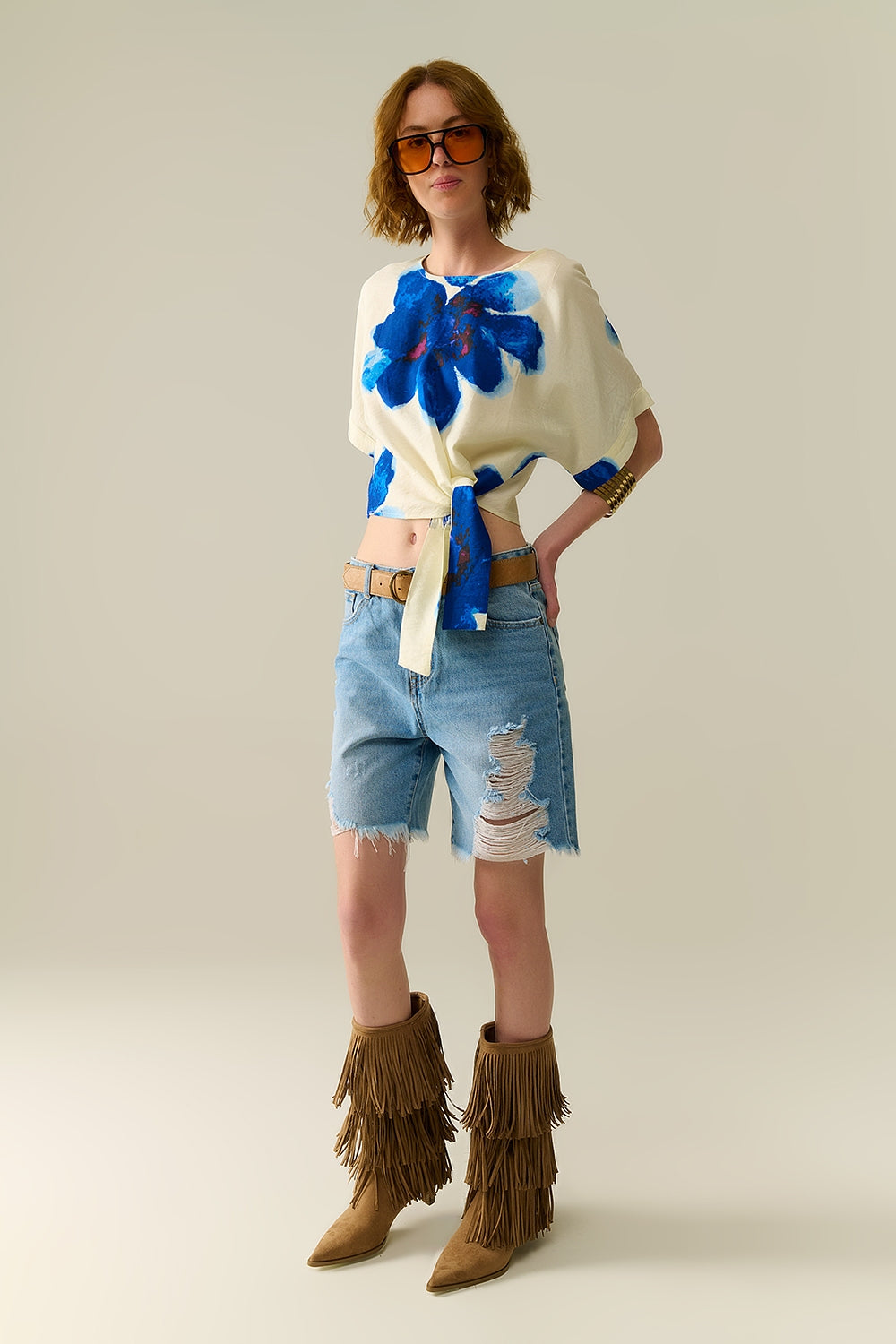 Blouse blanche raccourcie avec imprimé floral tropical en bleu
