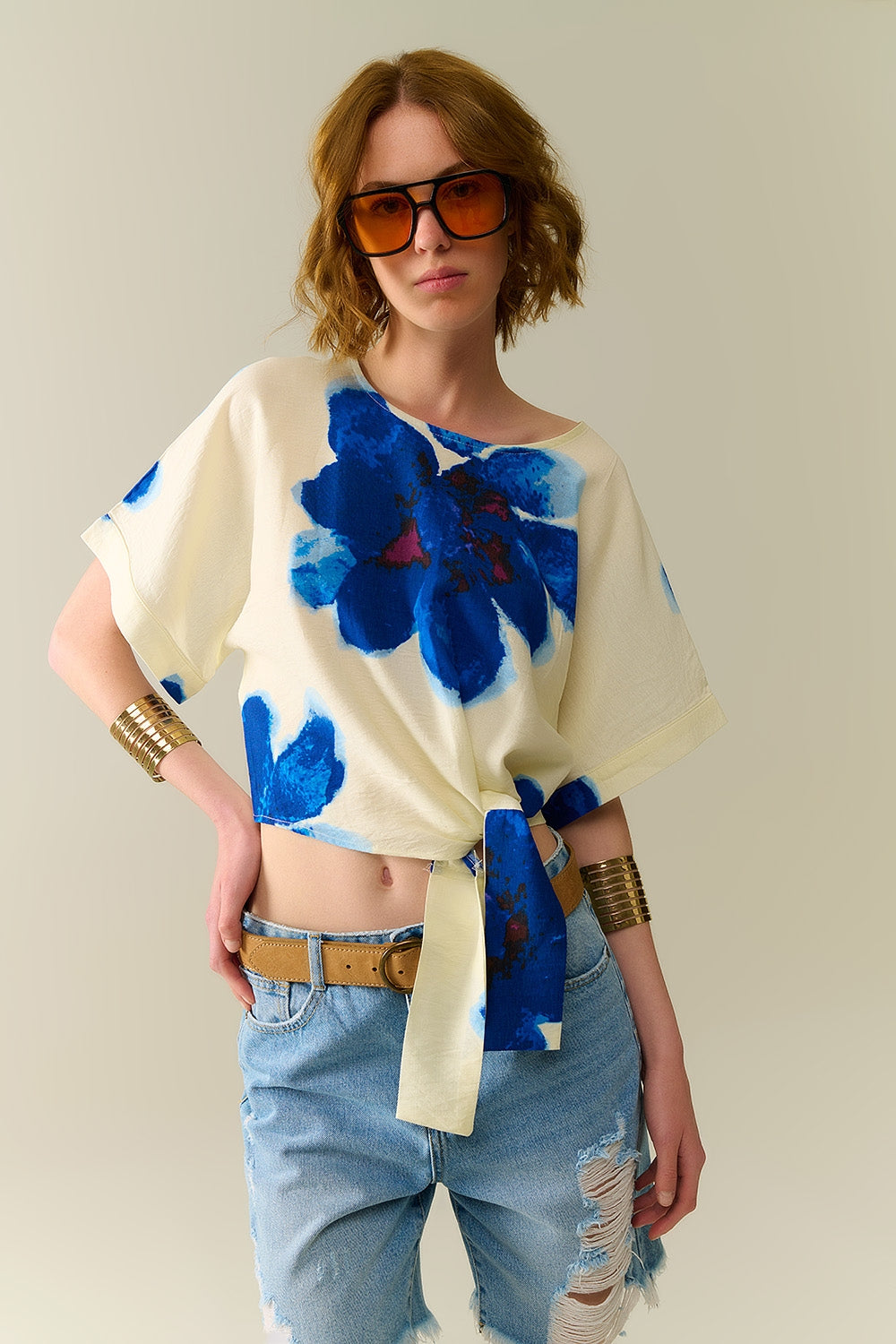 Blouse blanche raccourcie avec imprimé floral tropical en bleu