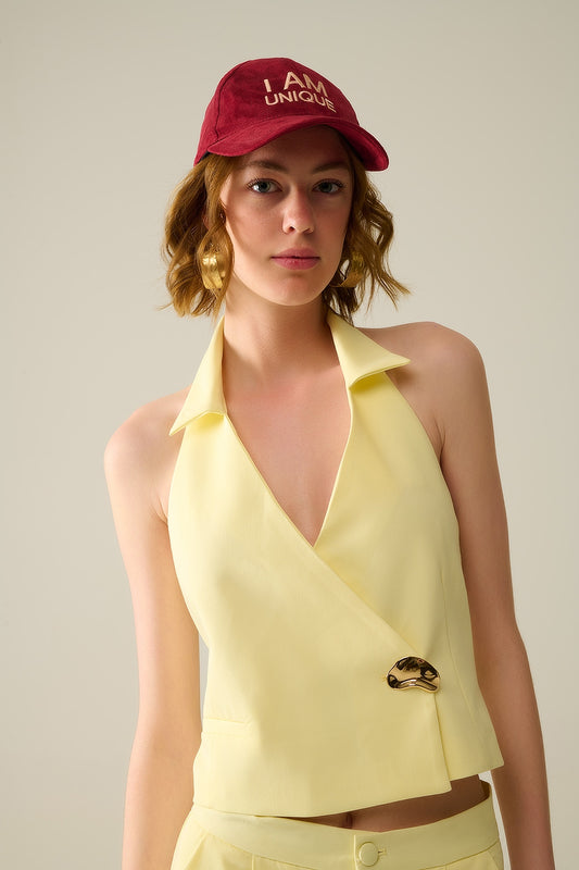 Veste cache-cœur jaune avec bouton doré détaillé