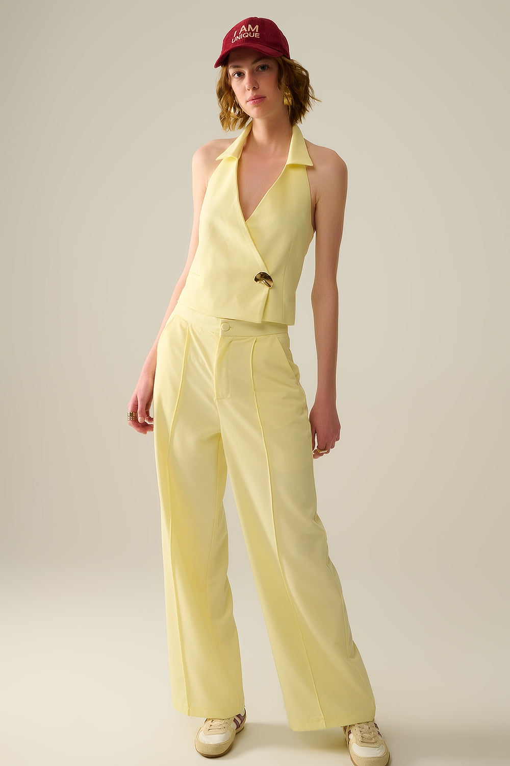 Veste cache-cœur jaune avec bouton doré détaillé