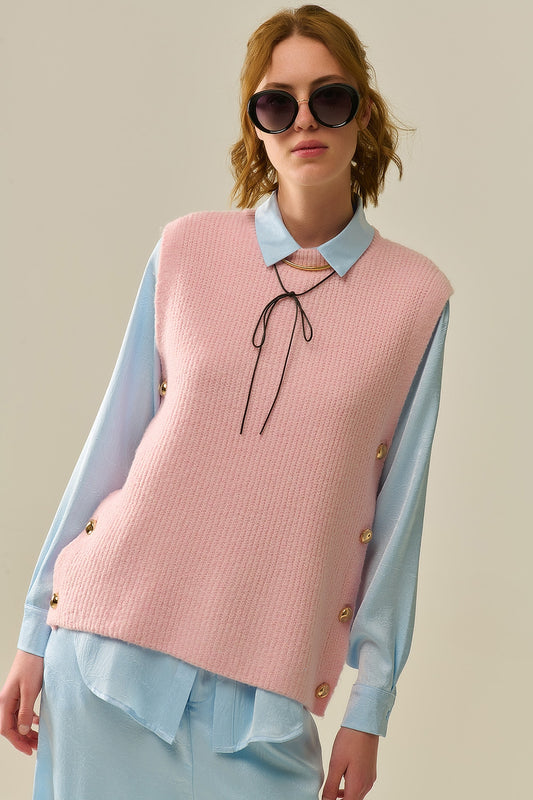 Pull sans manches rose avec boutons dorés