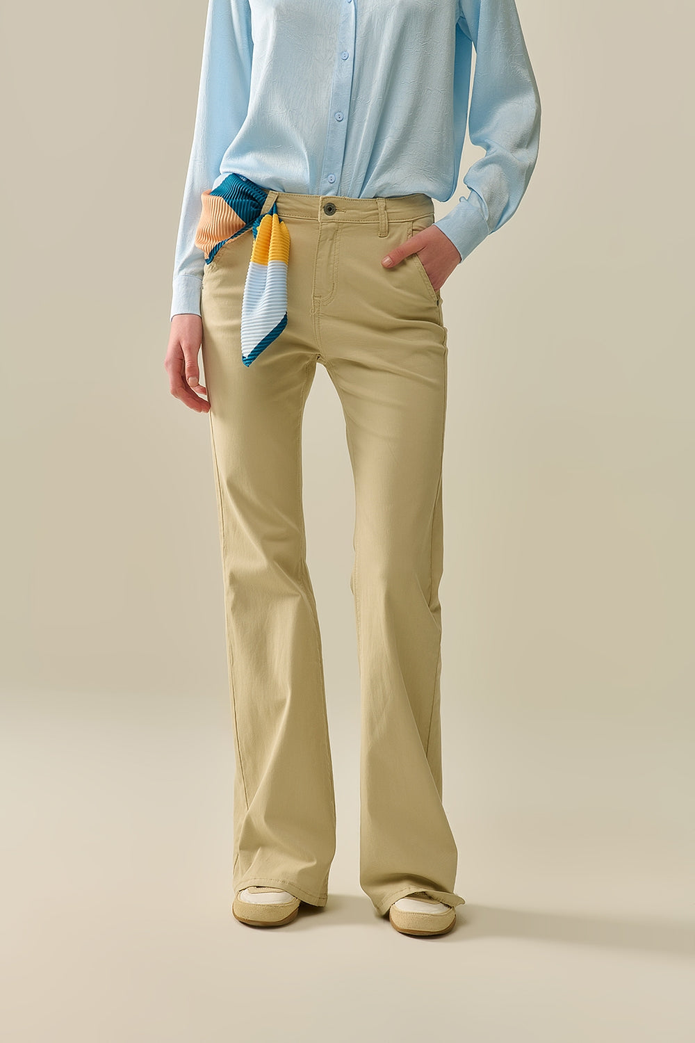 Pantalon évasé beige confortable et extensible