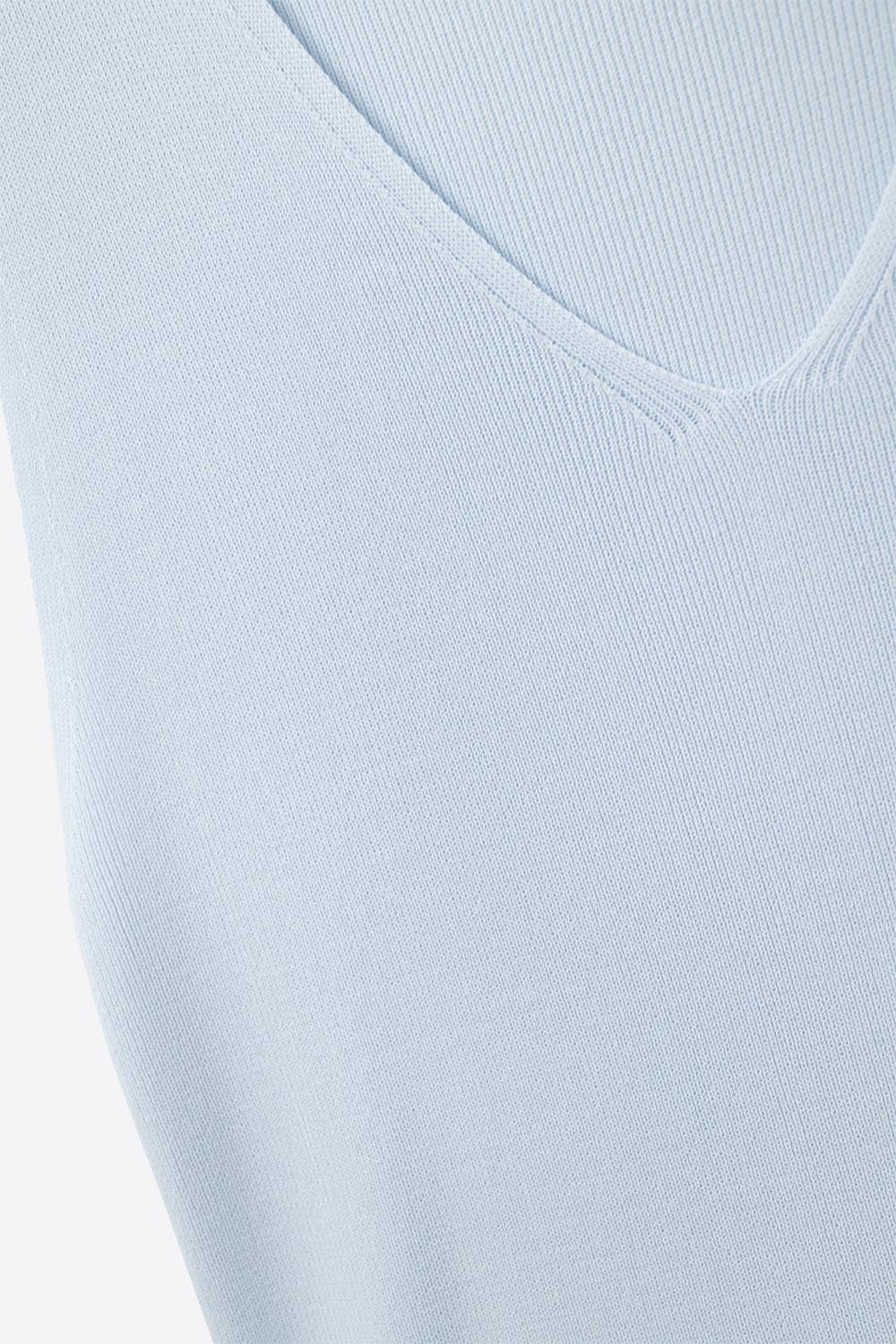 Top tricoté sans manches bleu bébé avec col en V