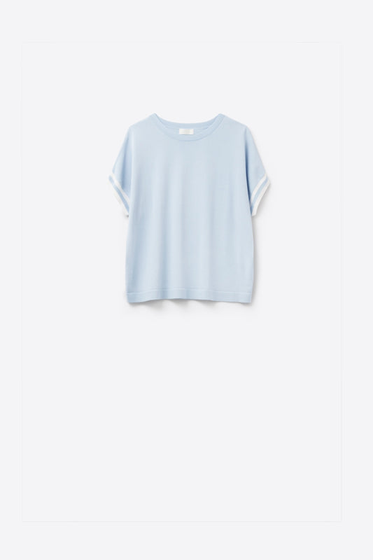 Pull bleu bébé avec détail contrastant blanc