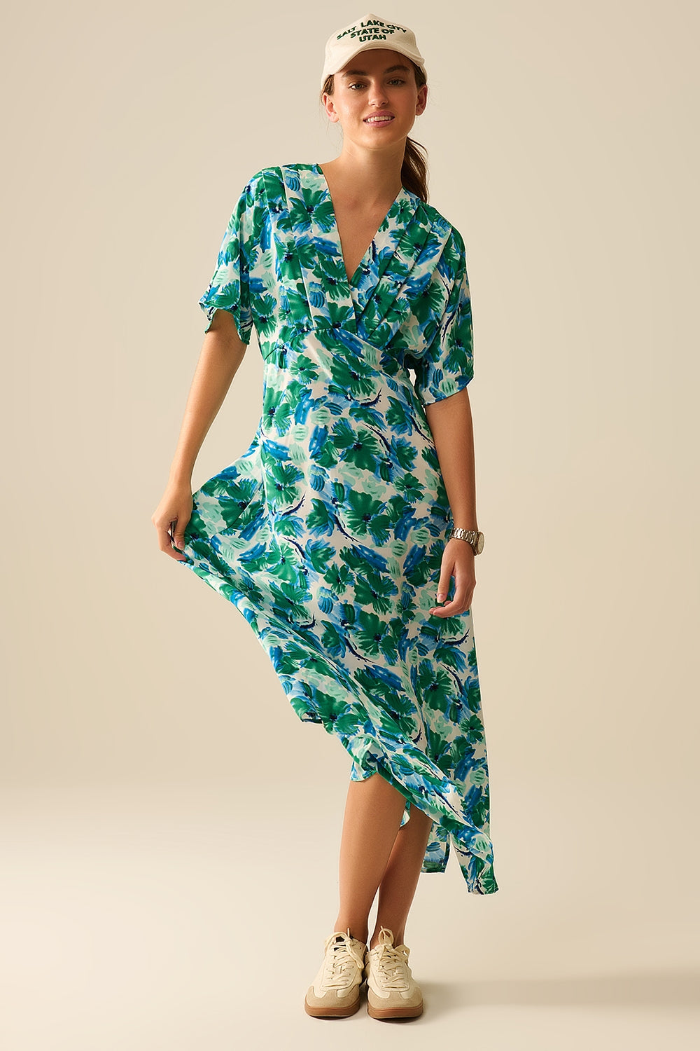 Robe maxi à imprimé floral en satin avec manches tombantes