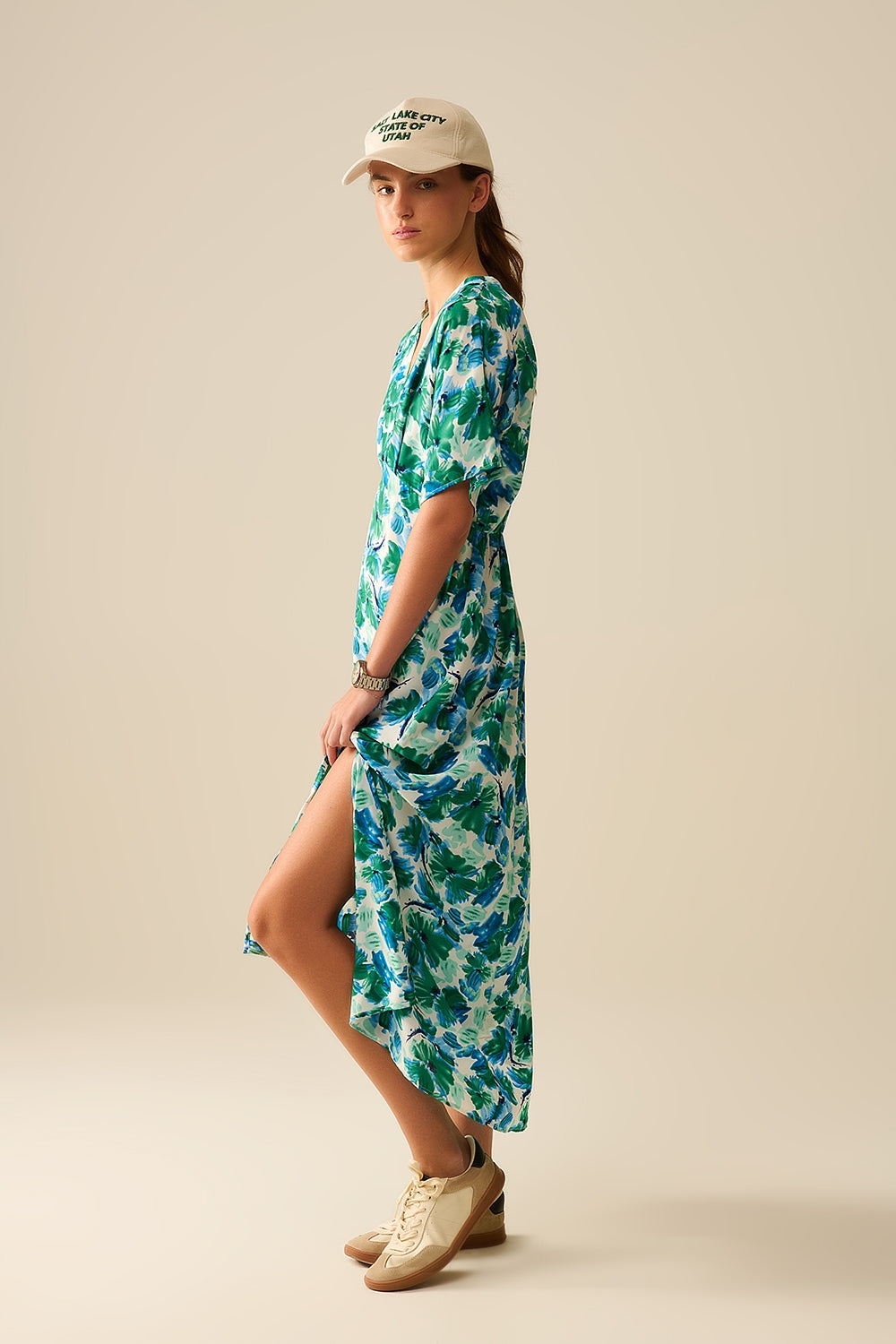 Robe maxi à imprimé floral en satin avec manches tombantes