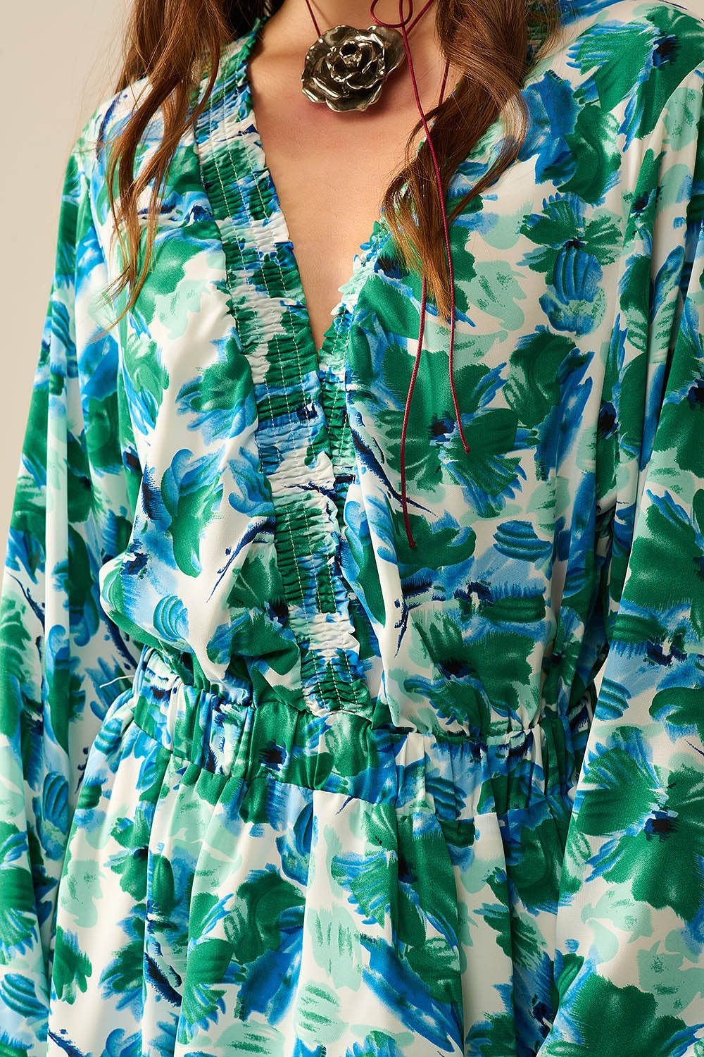 robe courte avec un large col en V et un imprimé floral