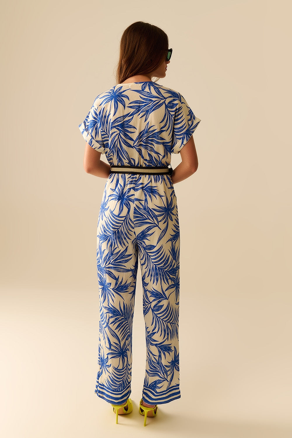 Combinaison à manches courtes motif tropical en bleu et blanc