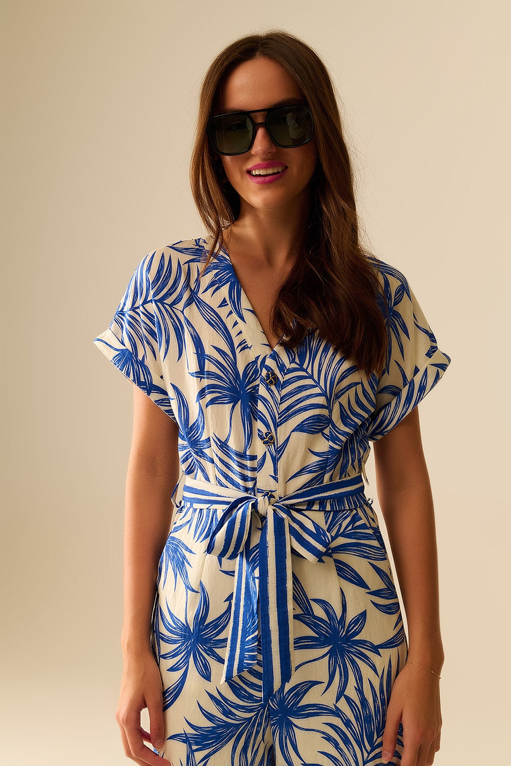 Combinaison à manches courtes motif tropical en bleu et blanc