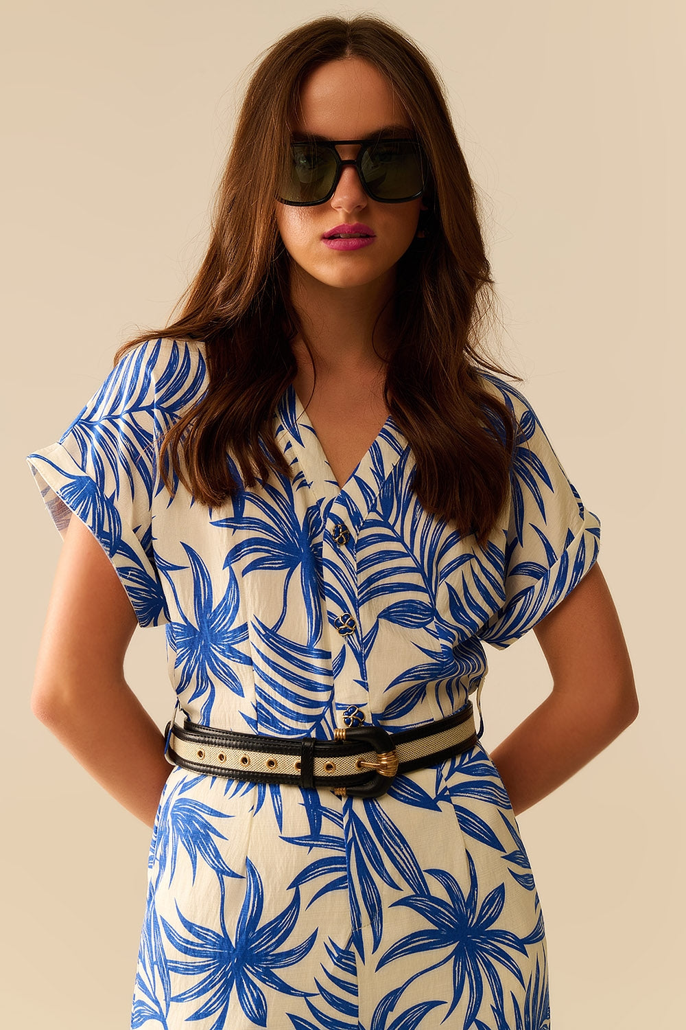 Combinaison à manches courtes motif tropical en bleu et blanc
