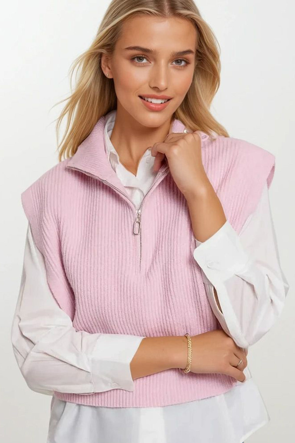 Gilet tricoté avec col montant demi-zip et grandes emmanchures en rose