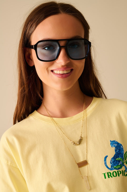 Lunettes de soleil à monture noire et verres bleus