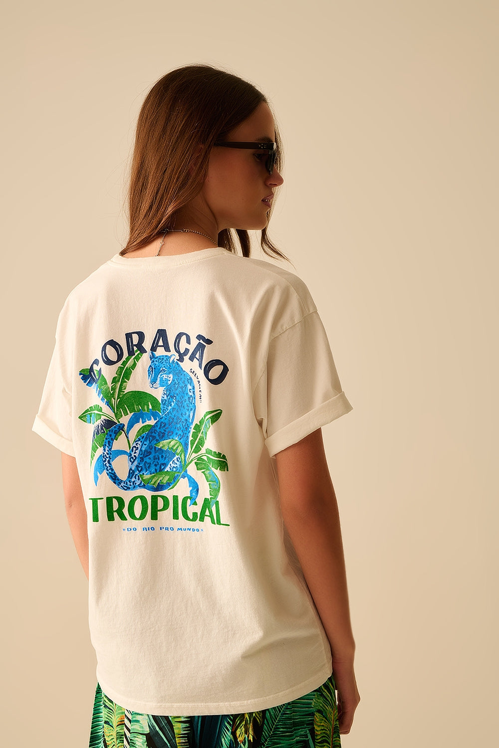 T-shirt blanche fabriquée en Italie avec imprimé graphique tropical