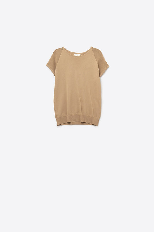 Pull à manches courtes en côtes camel avec maille tricotée sur l'épaule
