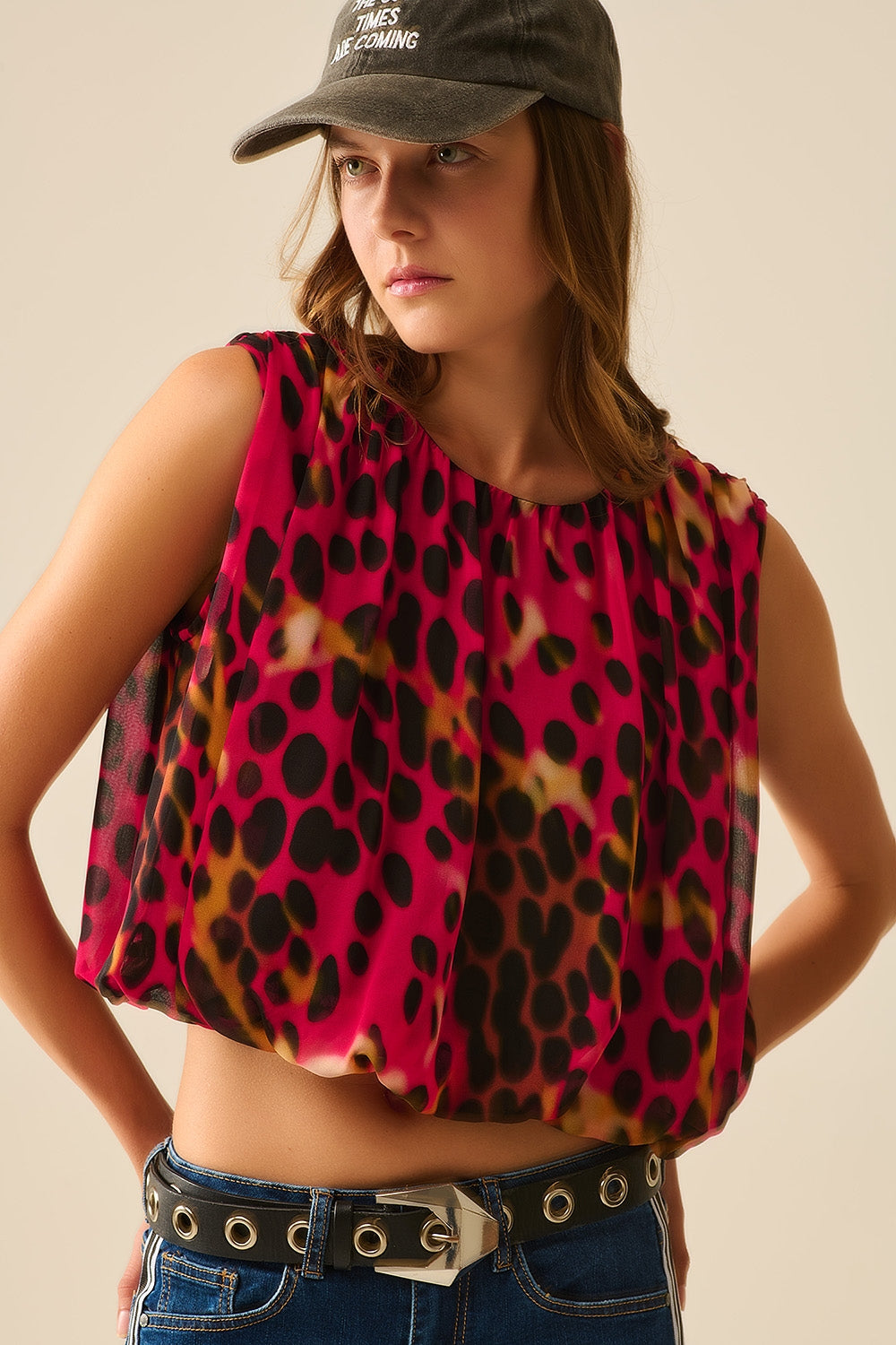 Top court plissé à imprimé animalier en rouge et noir