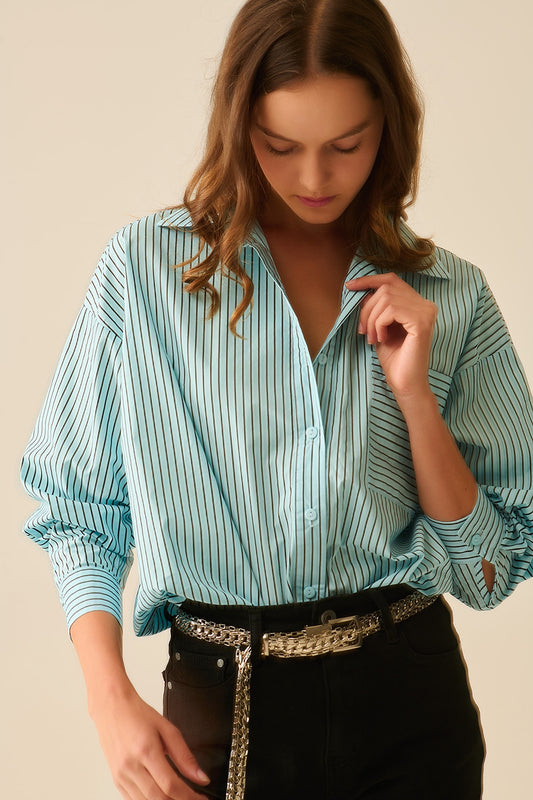 Chemise oversize à rayures et poche poitrine en noir et bleu