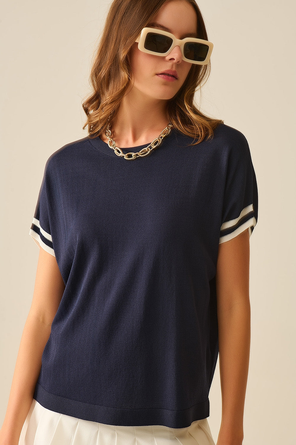 Pull décontracté bleu marine avec détails contrastés blancs