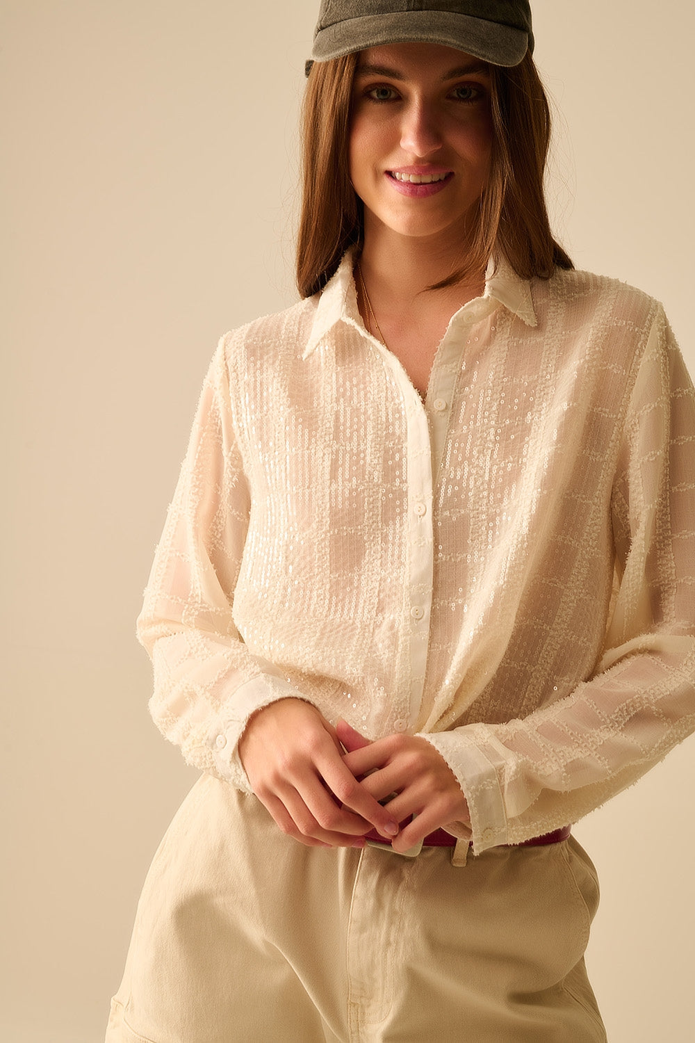 chemise en mousseline de soie beige avec détails en paillettes