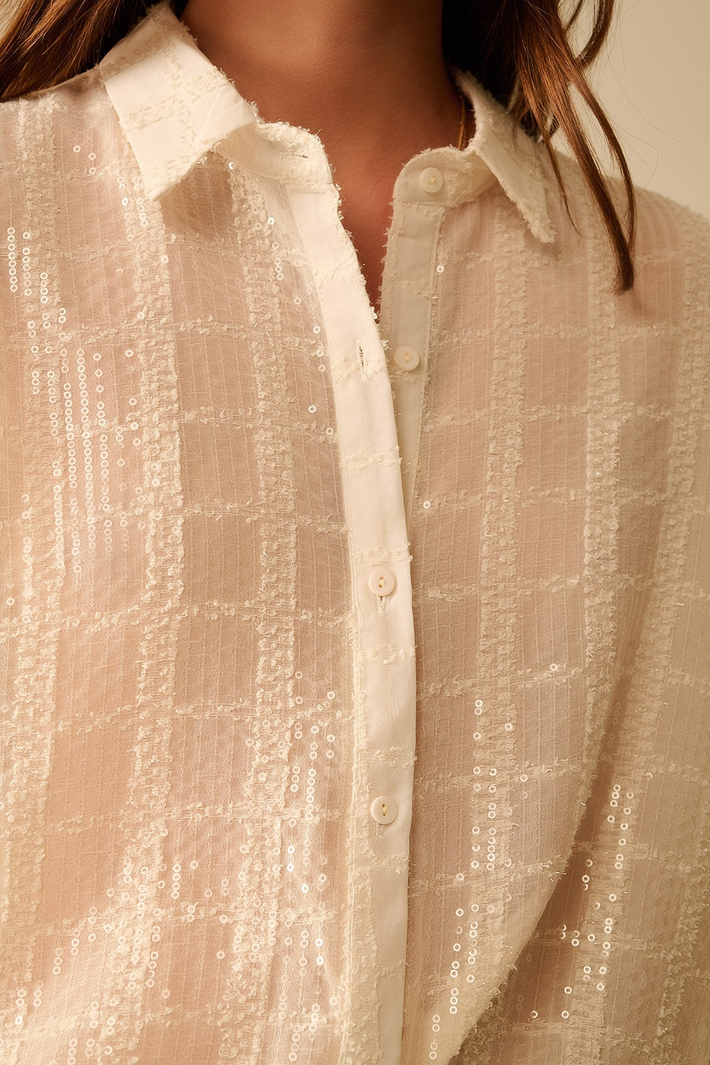 chemise en mousseline de soie beige avec détails en paillettes