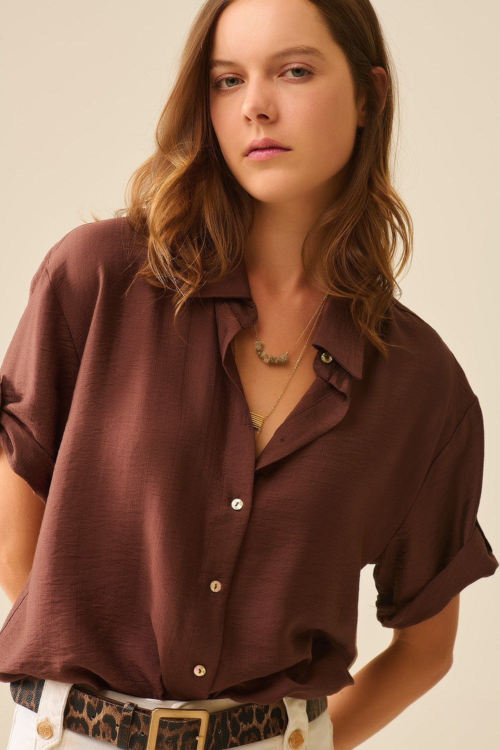 Chemise marron chocolat à manches courtes et plis sur la manche