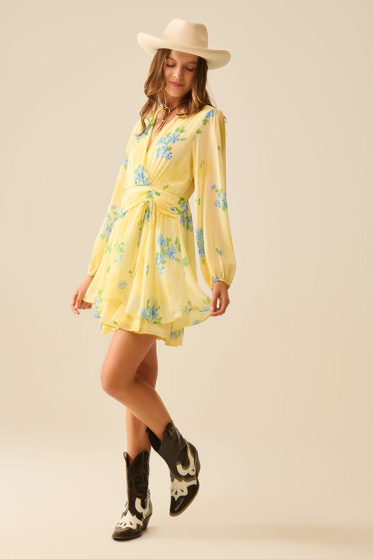 Mini-robe printanière jaune beurre à motifs froncés