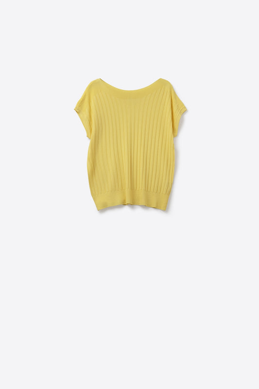 Pull finement côtelé à col bateau de couleur jaune