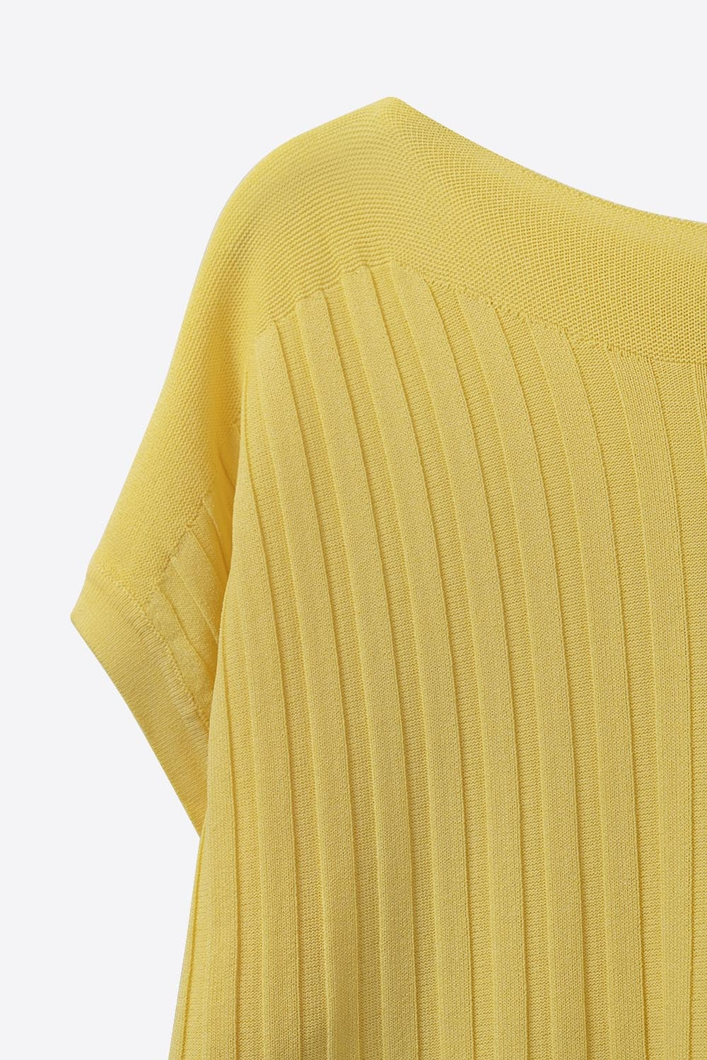 Pull finement côtelé à col bateau de couleur jaune