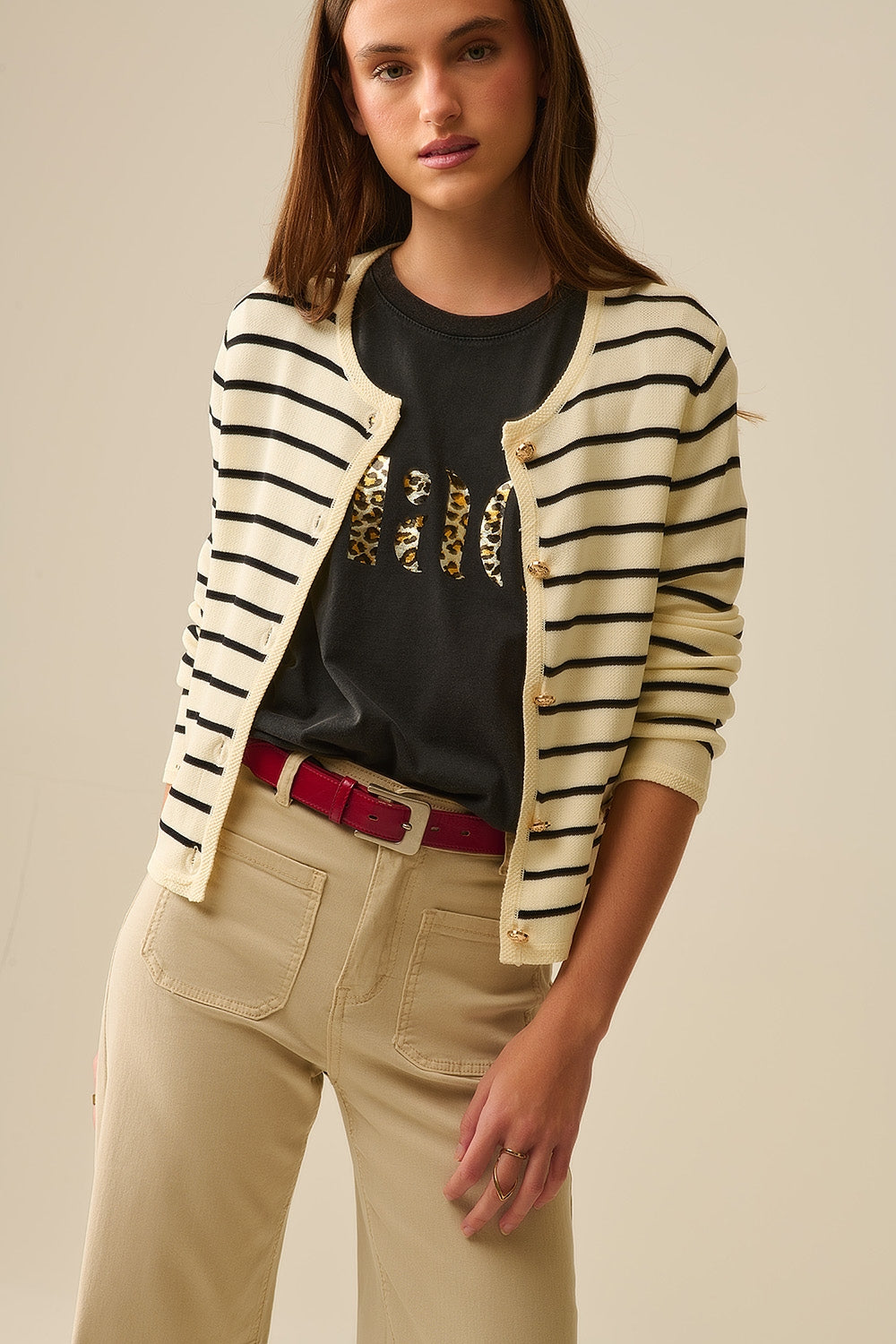 Cardigan crème à rayures noires et boutons dorés