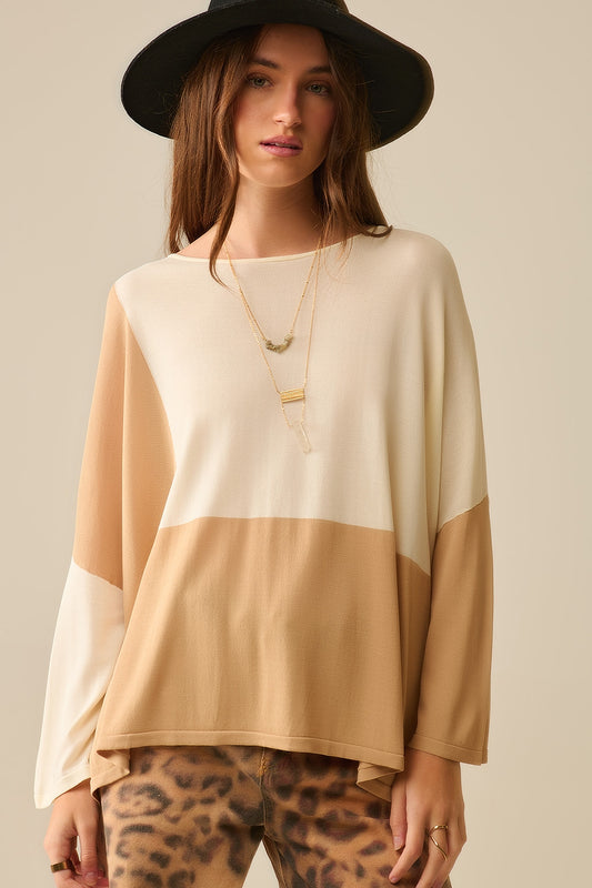Pull à ailes de chauve-souris coloré en blanc et camel
