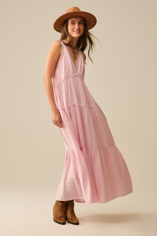 Robe longue rose avec détails en dentelle et style boho