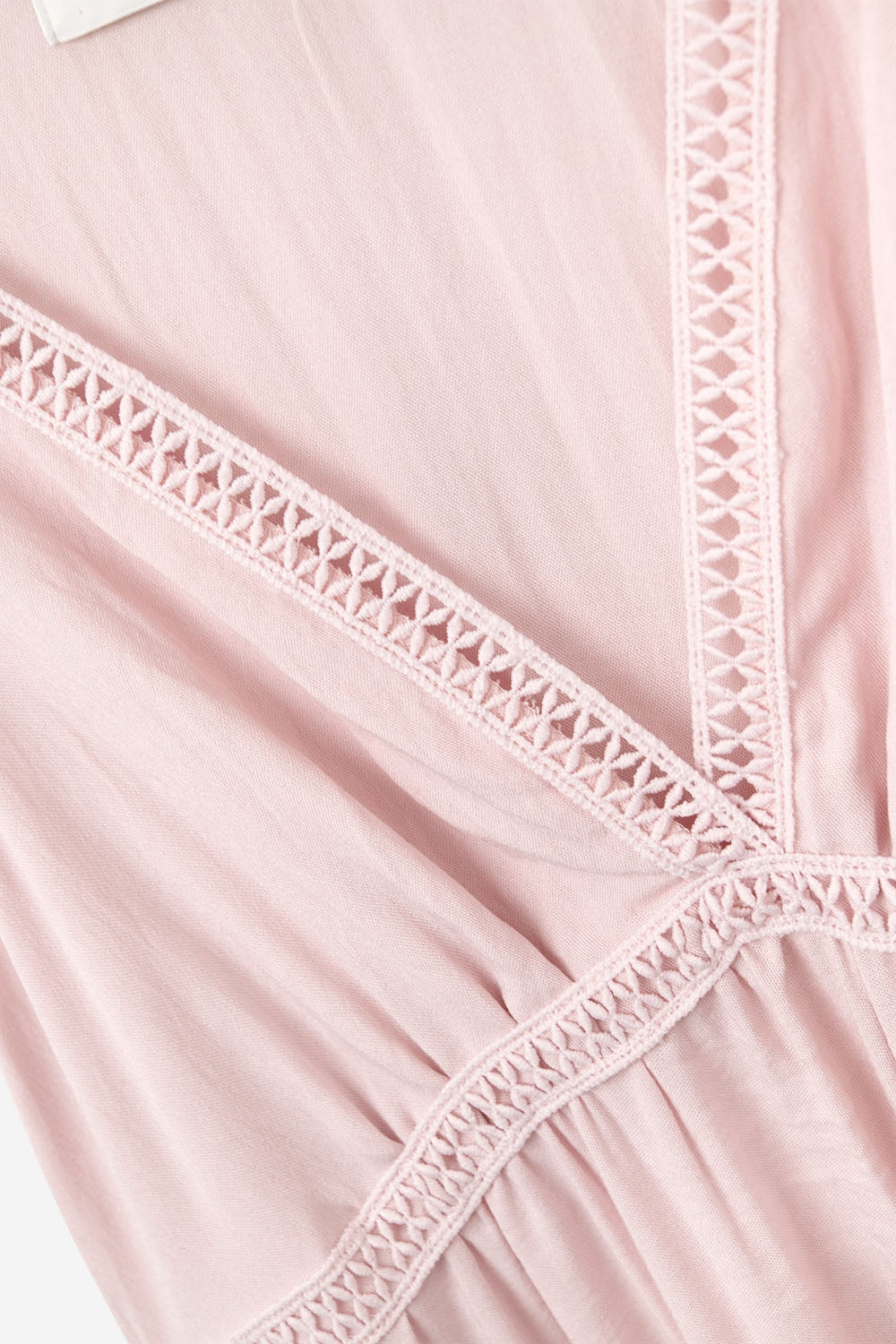 Robe longue rose avec détails en dentelle et style boho