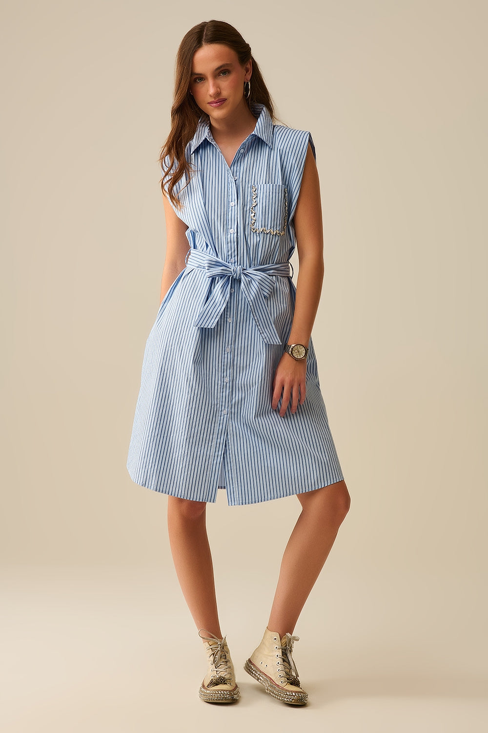 Robe chemise sans manches avec ceinture et poche brodée